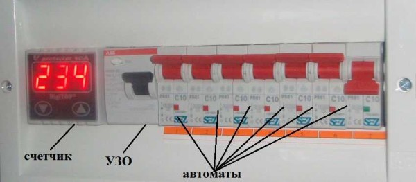 Один из примеров компоновки щитка для небольшой схемы - на 6 автоматов