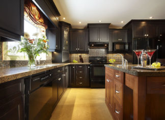 Темная кухня — когда стоит выбирать такой дизайн? Темная кухня - когда стоит выбирать такой дизайн?