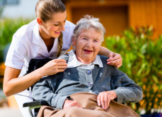 Уход за пожилыми — когда выбрать сиделку для пожилых людей? Уход за пожилыми - когда выбрать сиделку для пожилых людей?