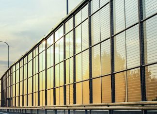 Шумозащитные экраны, заборы: правила выбора ограждения для дачи Шумозащитные экраны, заборы: правила выбора ограждения для дачи