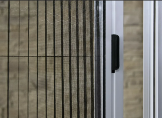 Особенности использования и характеристики москитных сеток плиссе На рынке аксессуаров для окон недавно появилась новинка – москитные сетки плиссе. Это приспособление, защищающее от насекомых, быстро завоевало популярность благодаря своему привлекательному виду, надежной работе и разнообразию способов установки. Продукция итальянской фирмы BlockFly отличается от подобных изделий длительным сроком службы, надежностью и небольшими размерами. Характеристики изделия Любая москитная сетка этого производителя изготавливается по индивидуальным размерам. Полотно сетки из полиамида бывают любого цвета, благодаря чему можно подобрать экземпляр, подходящий к любому помещению. Внимание! Сетки обладают функциями «светоотражение» и «антипыльца» повышающие комфорт человека находящегося в помещении с такими устройствами. Изделия с необычным устройством – при необходимости их можно сложить или раздвинуть, конструкция работает как «гармошка», она может перемещаться как по горизонтали, так и по вертикали. Благодаря такому устройству, сетка может успешно защищать проему до 3.2 м высотой и 5 м шириной. Благодаря этому они хорошо подходят для защиты террас, крытых бассейнов, зимних садов в загородных коттеджах. Уход за плиссированными сетками Пользоваться плиссированными сетками как сообщает источник несложно, так же за ними легко ухаживать – нужно только иногда удалять пыль влажной тряпкой или щеткой. Если сетка не нужна, к примеру, на зимний период, ее одним движением собирают в кассету. Сеткам плиссе не страшны низкие температуры, благодаря чему их можно не снимать на зиму. Этот аксессуар устанавливается несколькими способами, которые выбирают в зависимости от места установки и площади проема который нужно закрыть. Установка производится: С вертикальным открыванием, что удобно для мансардных окон; Со встречным открыванием; С возможностью открытия в любую сторону; С открытием в горизонтальном направлении в любую сторону. Но если на поверхности скопилось много грязи, в местах, где полностью забиты ячейки, грязью нужно снять аксессуар вместе с креплением. Сетку нужно хорошо промыть в ванной, размешав мыльный раствор. Положительные свойства раздвижных москитных сеток Эксплуатация раздвижных антимоскитных сеток имеет несколько преимуществ. Основные положительные свойства этих изделий: Удобно и легко устанавливать; За устройством не нужен специальный уход. Необходимо только иногда очищать их от грязи; Длительный срок службы и прочность – для москитных сеток не страшны небольшие механические воздействия и влияние атмосферных факторов; Системы выглядят просто, но привлекательно, в большинстве случаев каркас окрашен в белый цвет, но производители могут выполнить покраску на заказ; Раздвижные конструкции могут защитить створки окон любой формы; Демонтировать защитное полотно очень просто, и всего одним движением установить его на место; Сетка не задерживает свежий воздух, поступающий с улицы, и не препятствует проникновению солнечных лучей; В сложенном виде занимает мало места; Большой размер закрываемого проема (5х3.2 м). Но как у любых приспособлений у москитных систем плиссе есть и минусы. К основным недостаткам этих приспособлений относят: Полотна нельзя монтировать на некоторые конструкции. Для установки нужен особый профиль из пластмассы или металла. Если при установке аксессуара на балконе там есть обшивка, то использовать такую москитную сетку не получится; Стоимость этих приспособлений выше, чем простых съемных сеток. Свежие материалы: Советы по выбору мебели в ванную, которые сделают ее стильной и надежной Один из гигантов банковского дела зарегистрировал новый кошелек для криптовалюты Как правильно хранить металлопрокат? Правила выбора модульного здания 5 лучших видов диванов для небольших помещений Как правильно выбрать аккумуляторную болгарку? Стеллажи Б/У: продуманная и выгодная экономия Как составить интересный рекламный заголовок Черная пятница - все факты о всемирном дне распродаж Черная пятница - все факты о всемирном дне распродаж