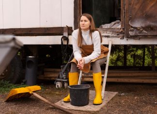 Инвентарь для уборки: практичные помощники на даче и не только
