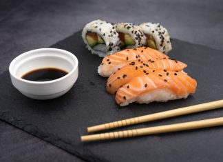 Как заказать вкусные роллы с доставкой в Воткинске?