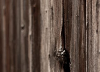 Преимущества деревянных дверей для бани