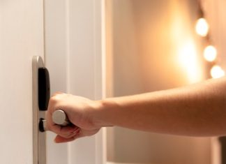 Эффективные двери с защитой от сквозняков для вашего комфорта