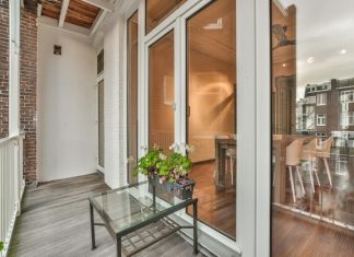 Эстетика дверей с остеклением под витраж в интерьере