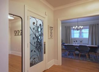 Элегантные двери с витражами для вашей гостиной