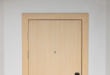 Преимущества дверей с расширенной дверной коробкой