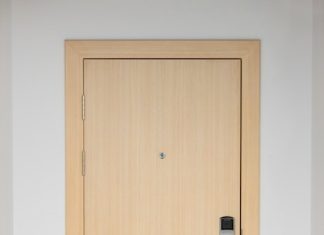 Преимущества дверей с расширенной дверной коробкой