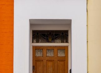 Выбор дверей для комфортного гостевого домика