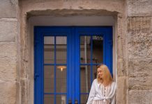 Двери с цветным остеклением красиво и стильно в вашем интерьере