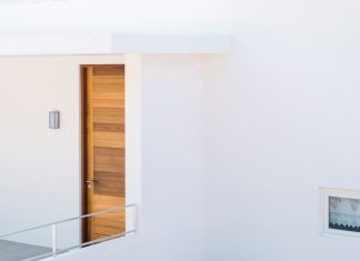 Элегантные двери в минималистичном дизайне для современного интерьера