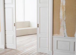 Элегантные двери с фрамугой для стильной прихожей