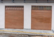 Эстетика и надежность деревянных гаражных дверей