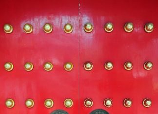 Двери с напылением под металл привлекательность и преимущества