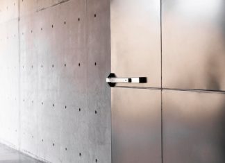 Эстетика и функция дверей с зеркальной вставкой