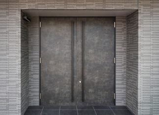 Элегантные двери с отделкой под камень для вашего интерьера