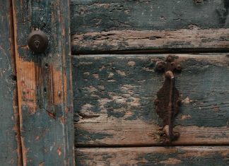 Двери с покрытием под старину как элемент стильного интерьера