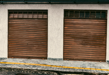 Подъемные секционные ворота: конструкции, характеристики и монтаж