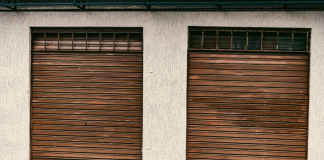 Подъемные секционные ворота: конструкции, характеристики и монтаж